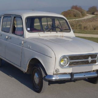Weißer Renault 4 Break beim Oldtimertreffen