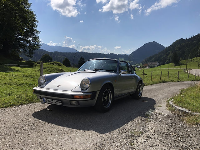Silberner Porsche 911 Targa auf Landstraße
