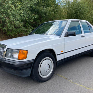 Weißer Mercedes-Benz 190E: Elegante Limousine