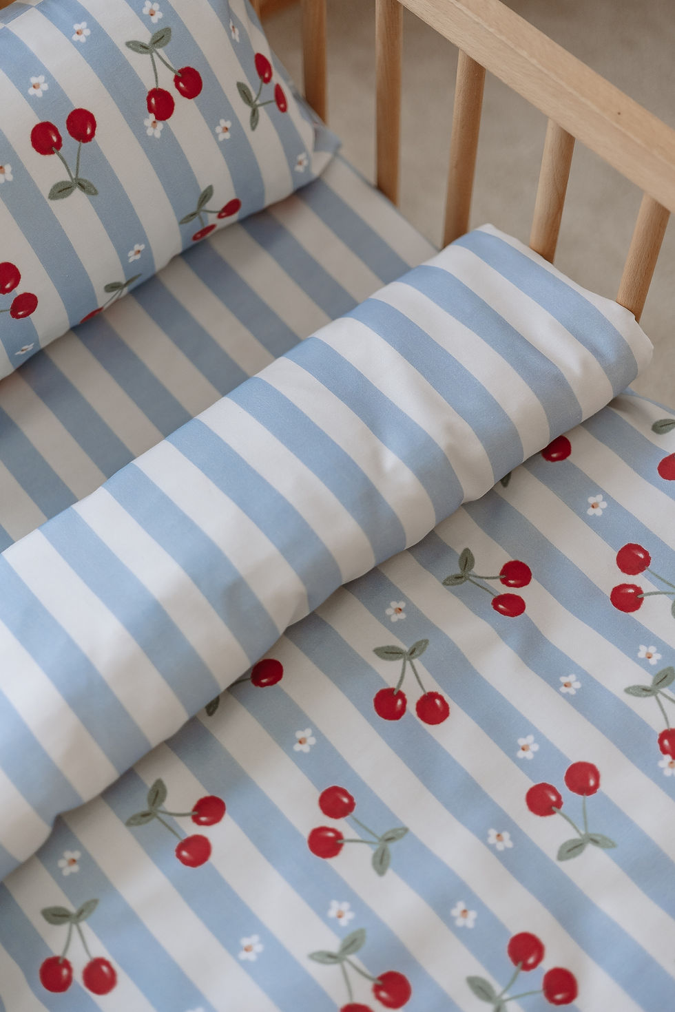 Küçük resim: Mavi Çizgili Kirazlı Anne Yanı Bebek Nevresim Takımı -Line Series- Merry Cherry