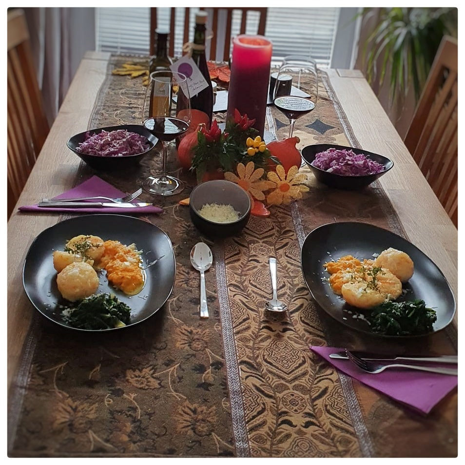 Kartoffelgrumbira gefüllt mit Ziegenkäse an Blattspinat und Kürbisragout