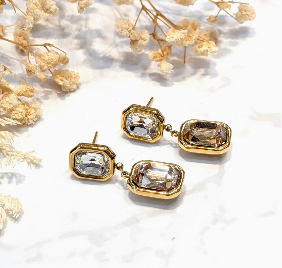 Goldfarbene Edelstahl Ohrringe mit zwei facettierten oktogonalen Kristallen, elegante Damen Ohrstecker mit beweglichem