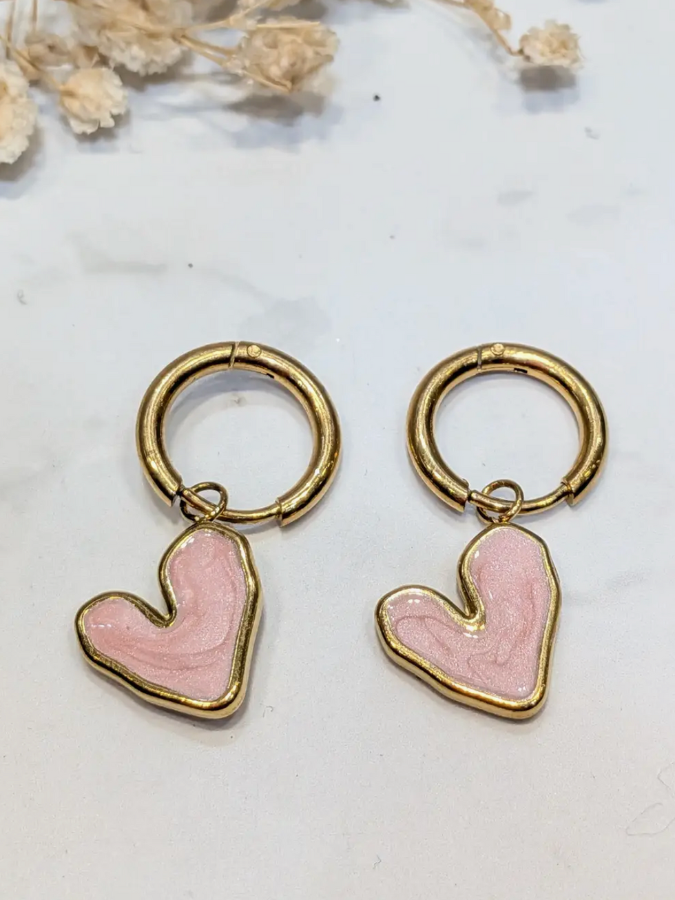 Kleine Creolen Ohrringe aus Edelstahl mit Herz-Anhänger, zarte Damen Creolen mit beweglichem Herz