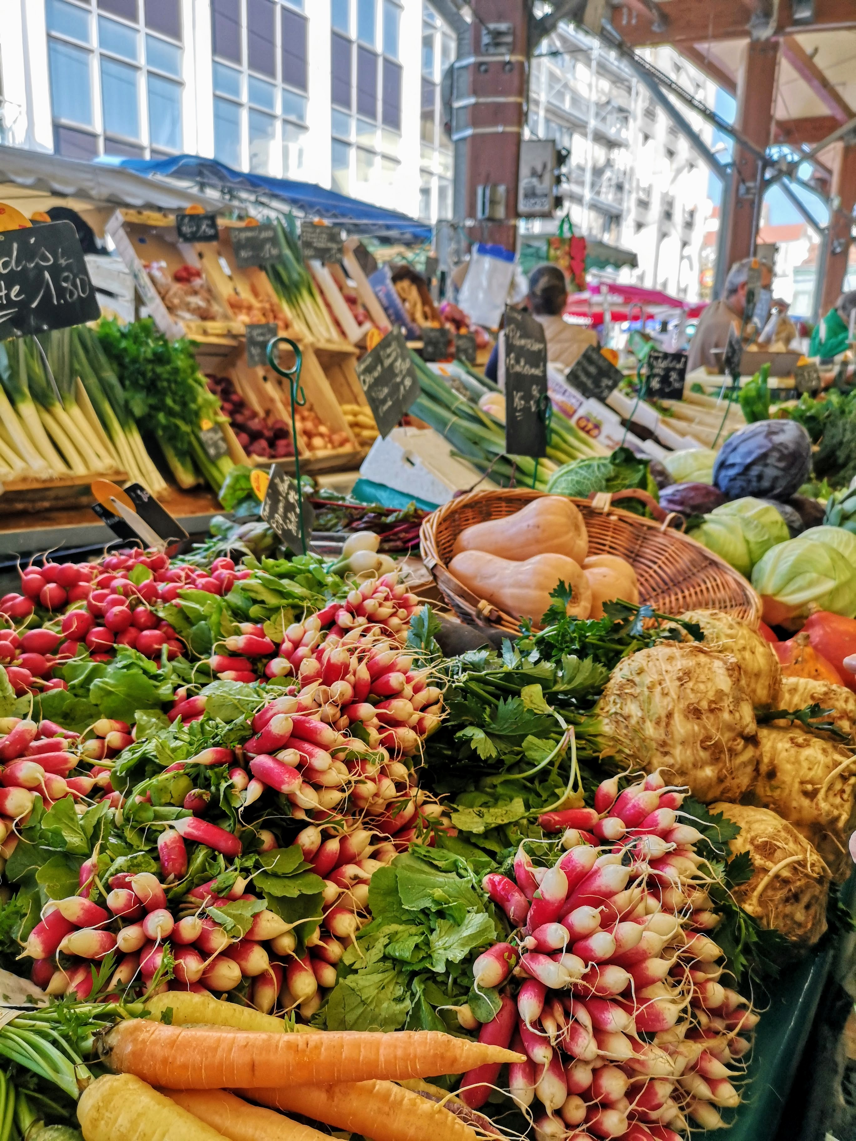 11H45 Croix de Chavaux market