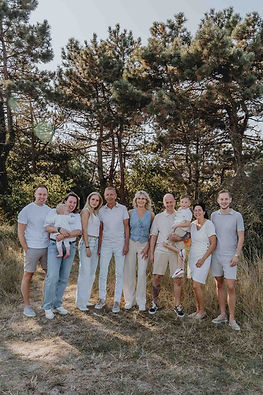 foto's van je hele familie op een ontspannen manier. foto's vol liefde met alle kleinkinderen en opa en oma