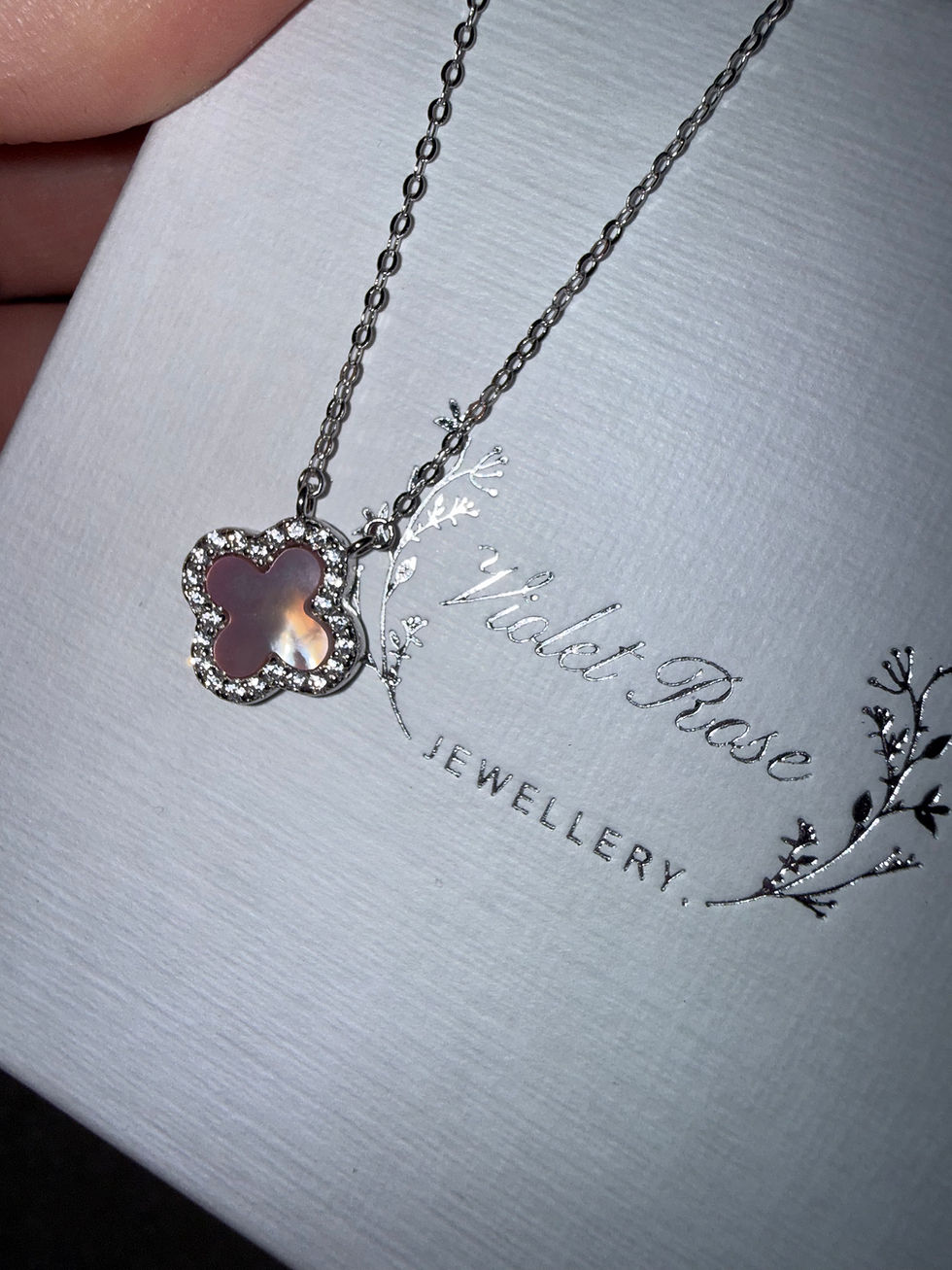 Küçük resim: Blush Clover Necklace 