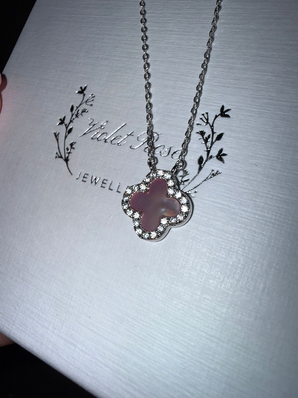 Küçük resim: Blush Clover Necklace 