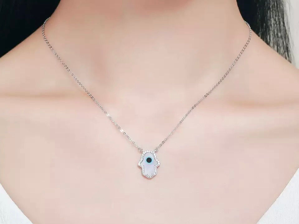 الصورة المصغرة: Opal Eye Hamsa Necklace 