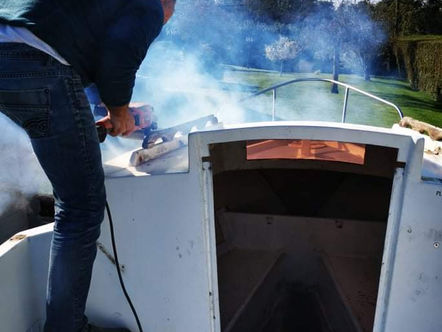 Rénovation d'un BOOM 415 - Partie 2: mettre le bateau à nu pour le ponçage.