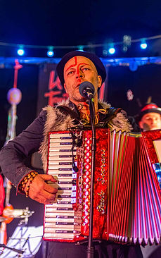 Yannick Barbe à l'accordéon et au chant