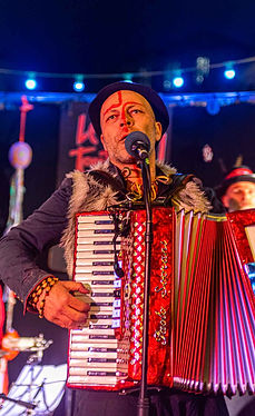 Yannick Barbe à l'accordéon et au chant