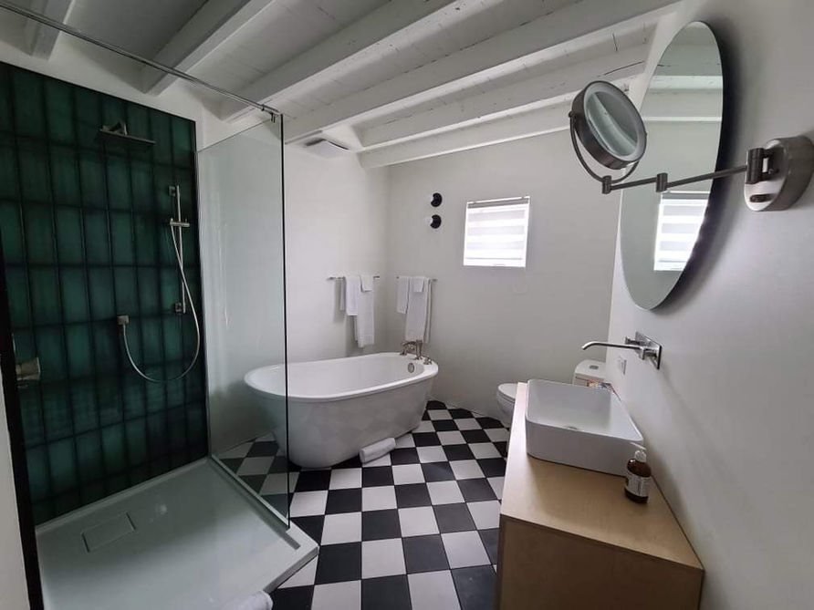 Salle de bain complète avec bain autoportant