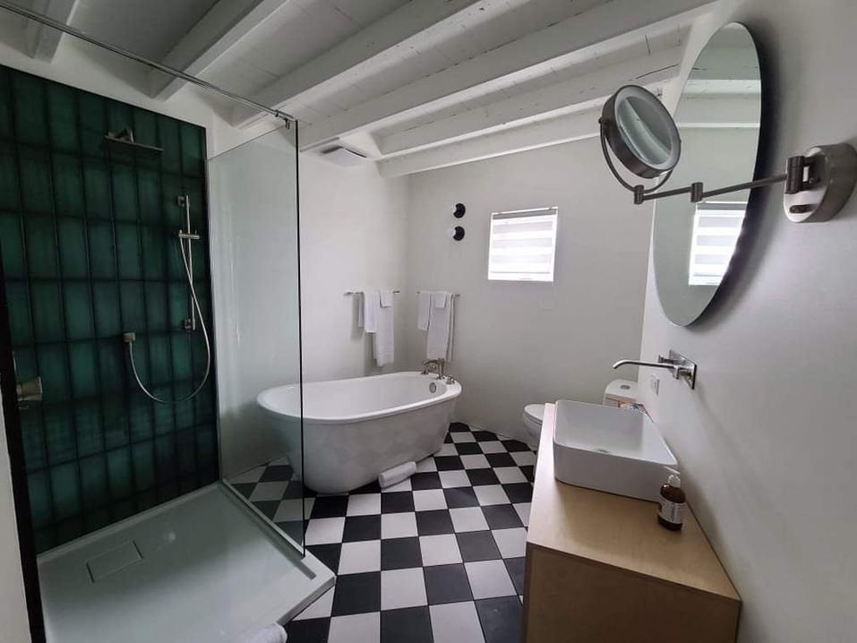 Salle de bain complète avec bain autoportant