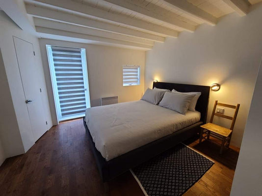 Chambre lit queen avec salle de bain