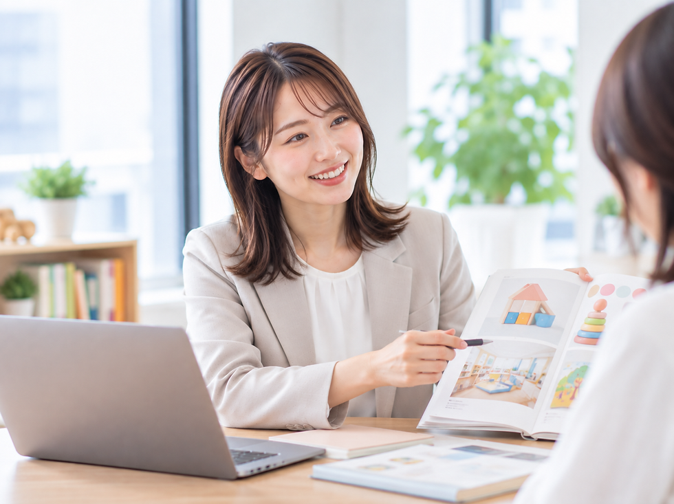 保育士資格や経験を活かせる仕事について考える女性