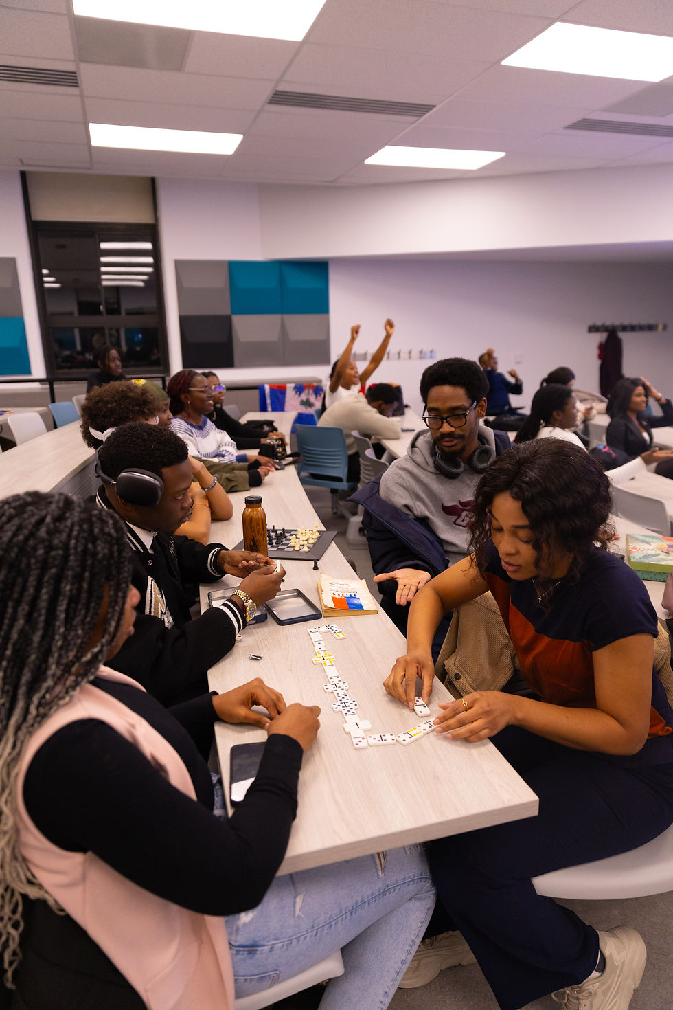 Photo de ceratins membres jouant aux dominos 