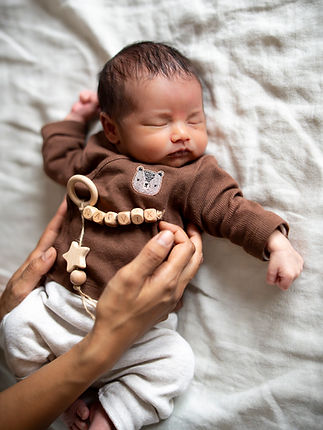 Neugeborenes mit Namenskette