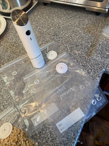 vacuum sealer with empty vacuum sealer bags
