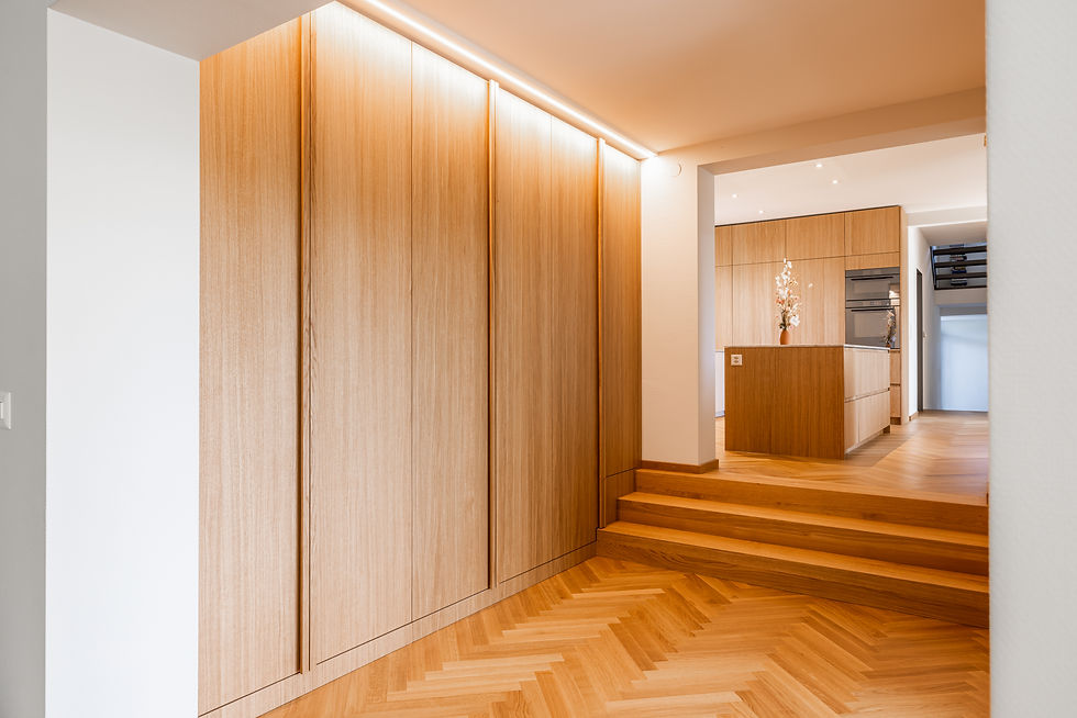 Korridorschrank mit integrierter Lichtschiene