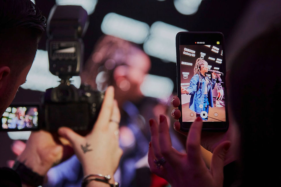 Mastercard_girl_right_nograd (5)_edited_edited_edited.png