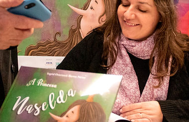 Ingrid no lançamento_edited.jpg