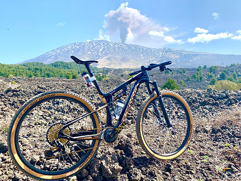 Bicicletta con vista monte Etna