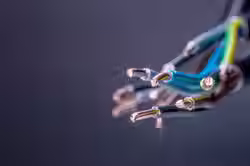 groupe-cables-electriques-colores-tourne-studio_341862-1567