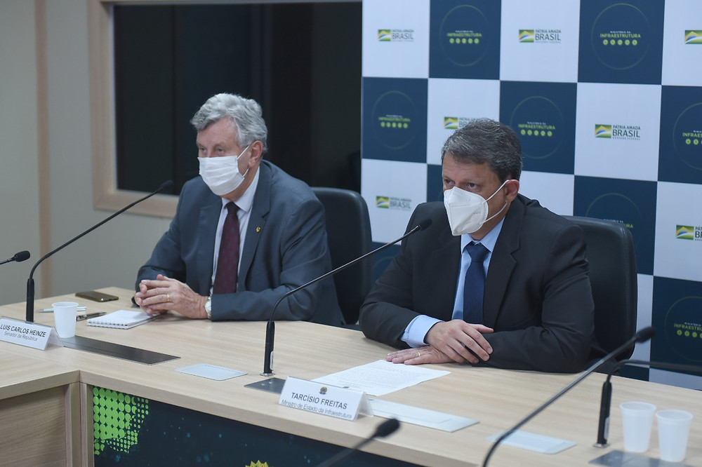 Senador Luís Carlos Heinze (E/FOTO) e o ministro da Infraestrutura, Tarcísio Gomes de Freitas: Empreendimento receberá o maior investimento da história do Governo Federal em aeródromos regionais, atendendo a 53 municípios do RS.