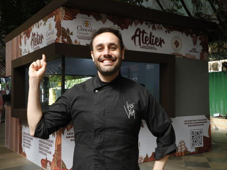 Chef produz escultura de chocolate ao vivo na 9ª Páscoa em Gramado