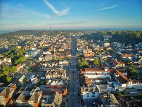 Casos de Covid-19 seguem caindo em Gramado, aponta boletim