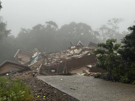 Cai prédio da Ladeira das Azaleias em Gramado