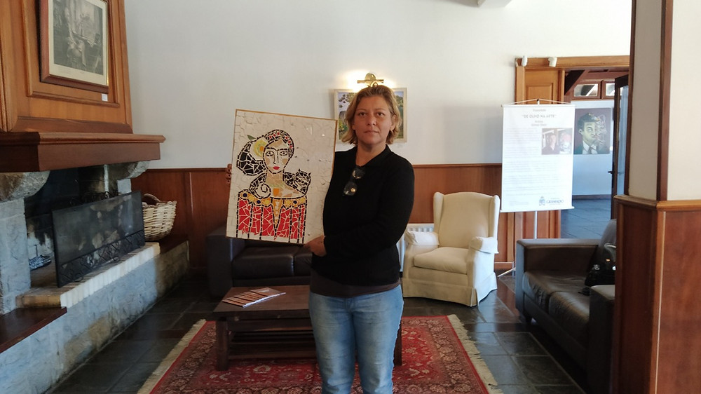 O Mercado da Arte, além de expor as obras de artistas visuais com atuação em Gramado, dispõe QR Codes que direcionam ao WhatsApp de cada artista expositor.