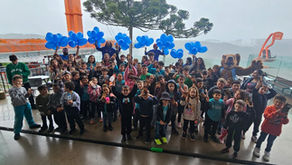 Skyglass Canela e Parque Terra Mágica Florybal recebem crianças do Instituto Santíssima Trindade