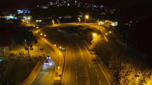 Nova iluminação pública na passarela do viaduto da RS-115, em Gramado, garante maior segurança e qualidade de vida aos moradores da região da Várzea Grande