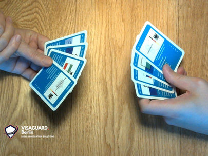 People playing the cardgame "Ausländerbehördenquartett"