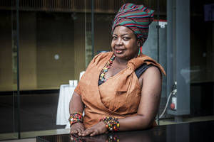 Líder comunitaria de Uganda recibe un importante premio forestal