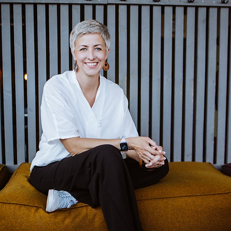 Porträt von Sandra Hren, Psychotherapeutin in 1220 Wien, spezialisiert auf Paartherapie und Elterncoaching.