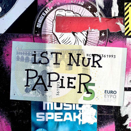 5 Euro Schein mit der Beschriftung: "Ist nur Papier"