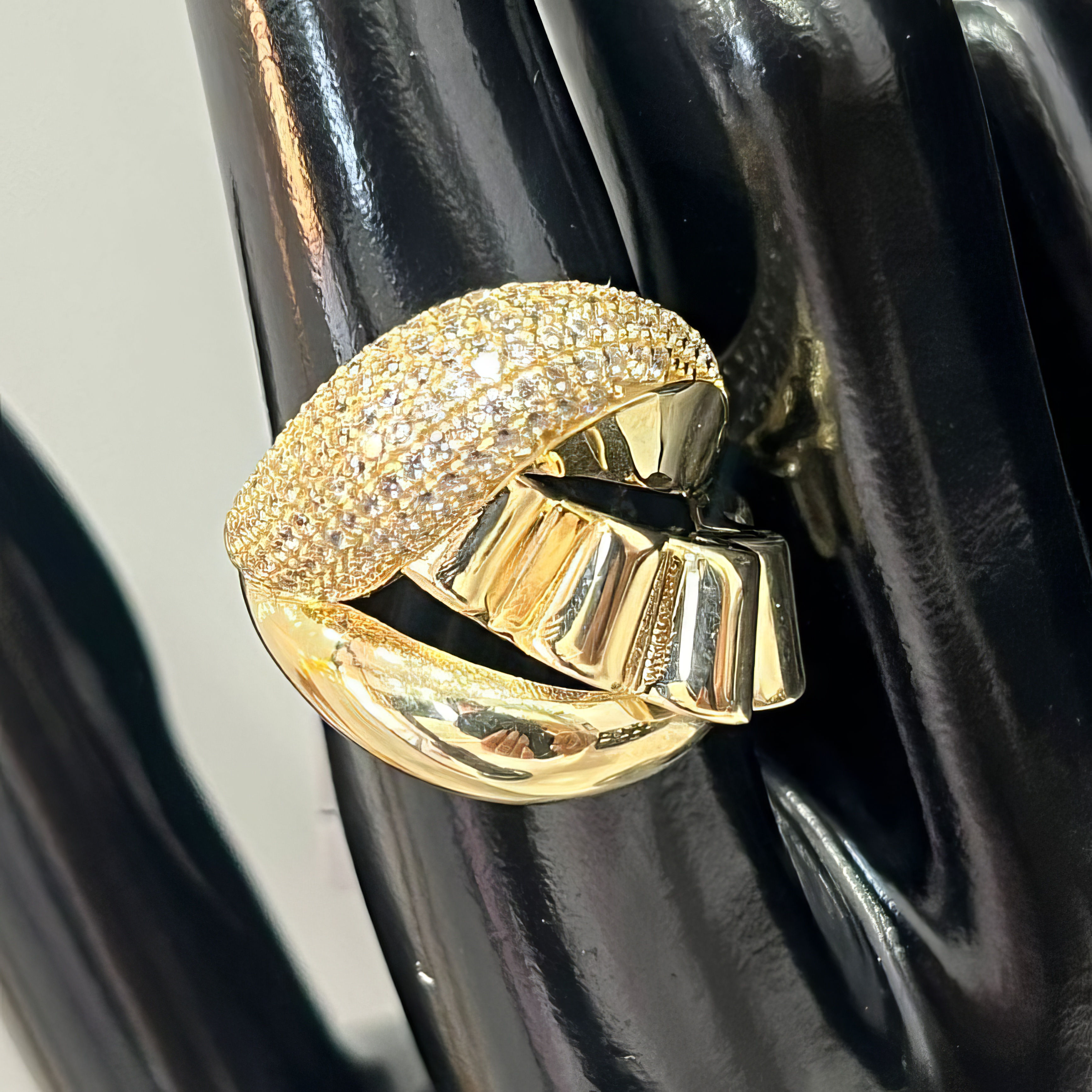 Ribbon-Twist Ring with Mixed Cuts