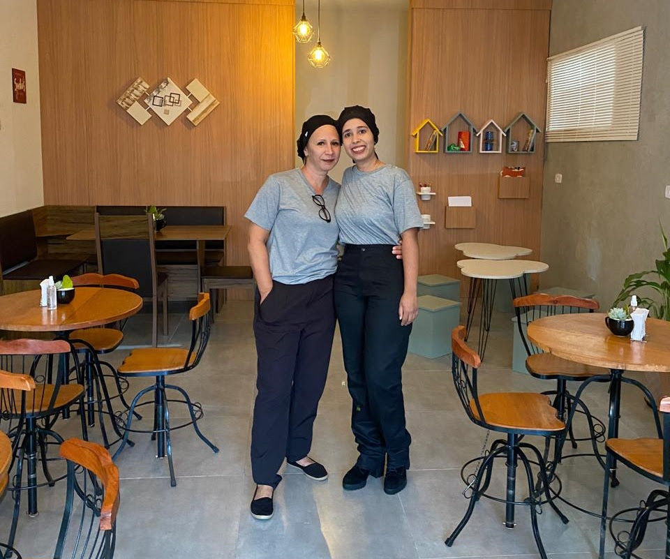 Empreendedora e a filha em sua cafeteria