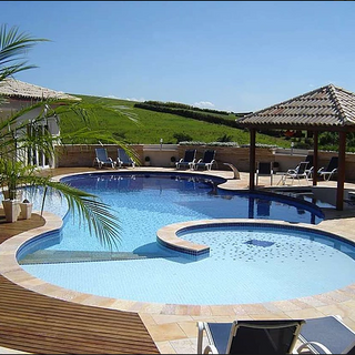 Piscina com churrasqueira