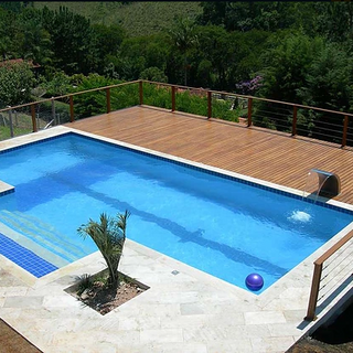 Piscina em concreto com deck