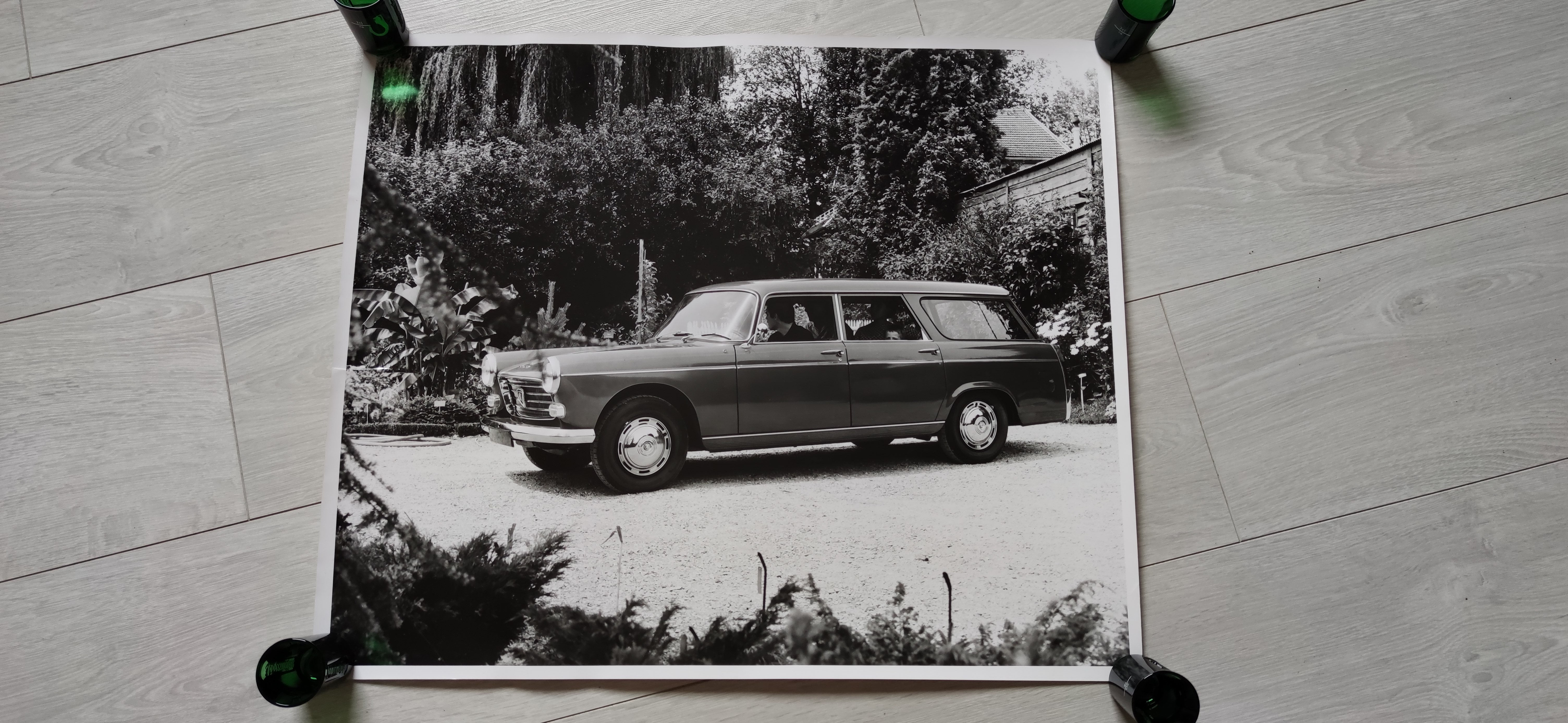 Photo de showroom PEUGEOT 404 break SUPER LUXE série 2 .