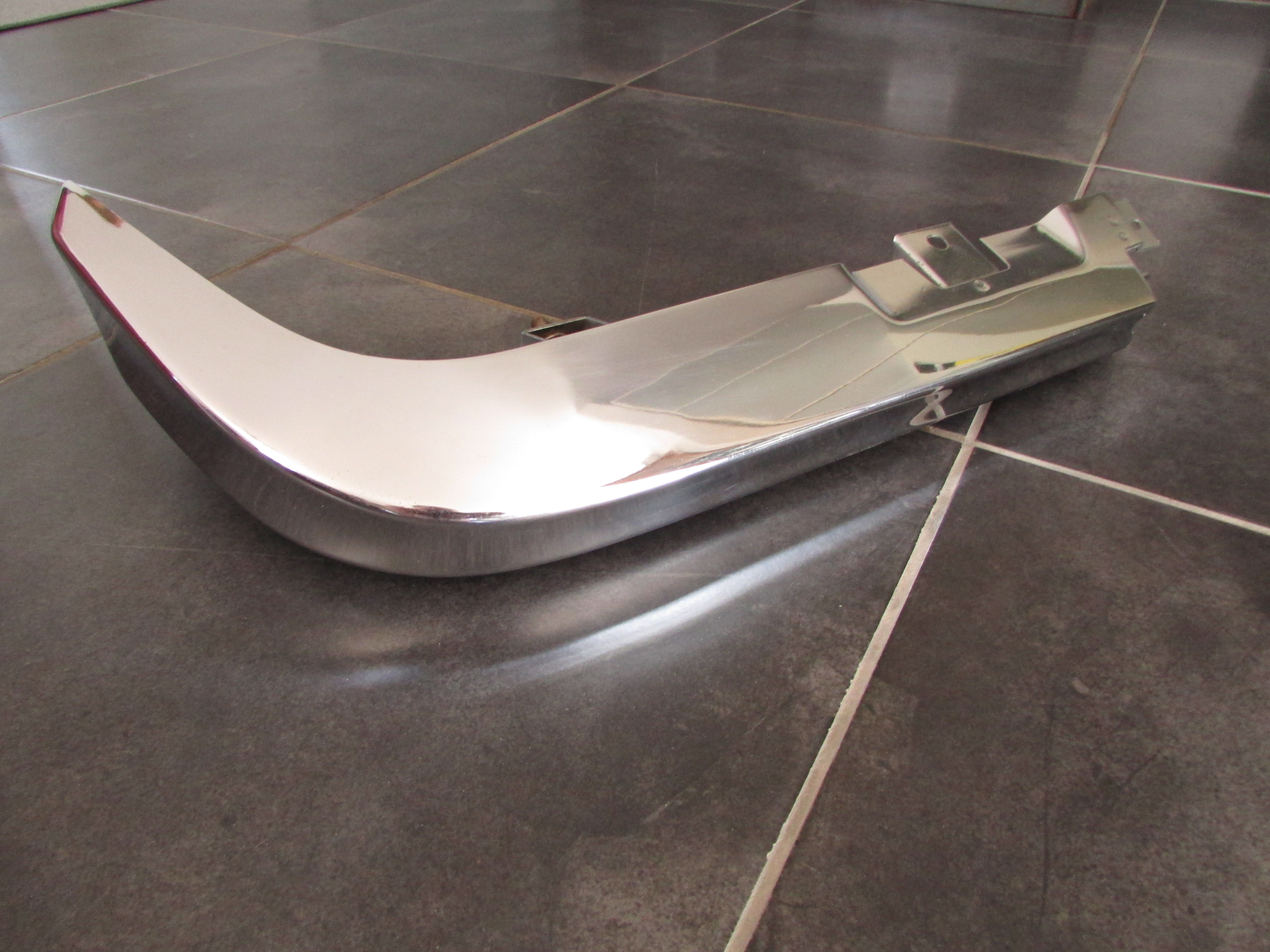 Crosse / banane avant droite neuve pare choc RENAULT 16 / R 16 TS