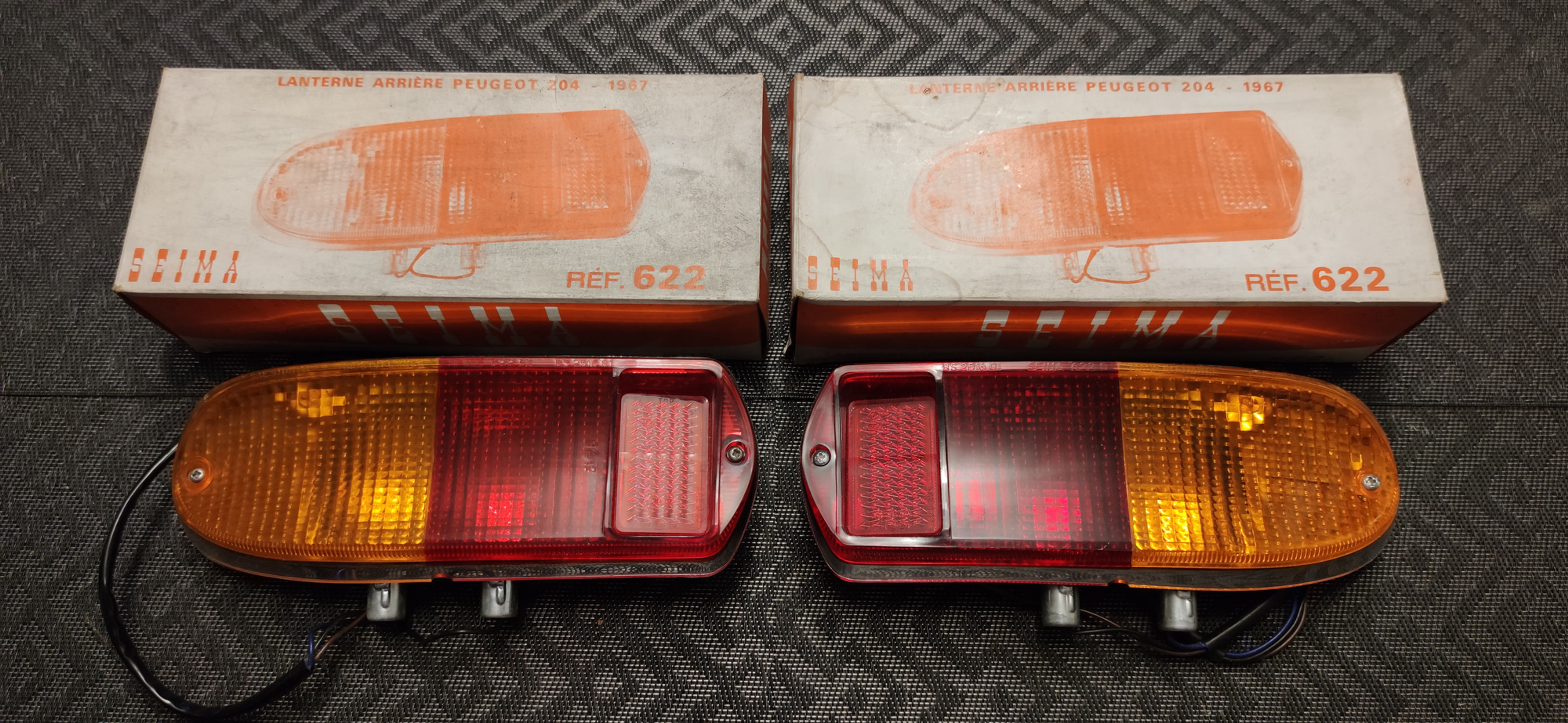 Paire de feux arrière neufs PEUGEOT 204 coupé / cabriolet .