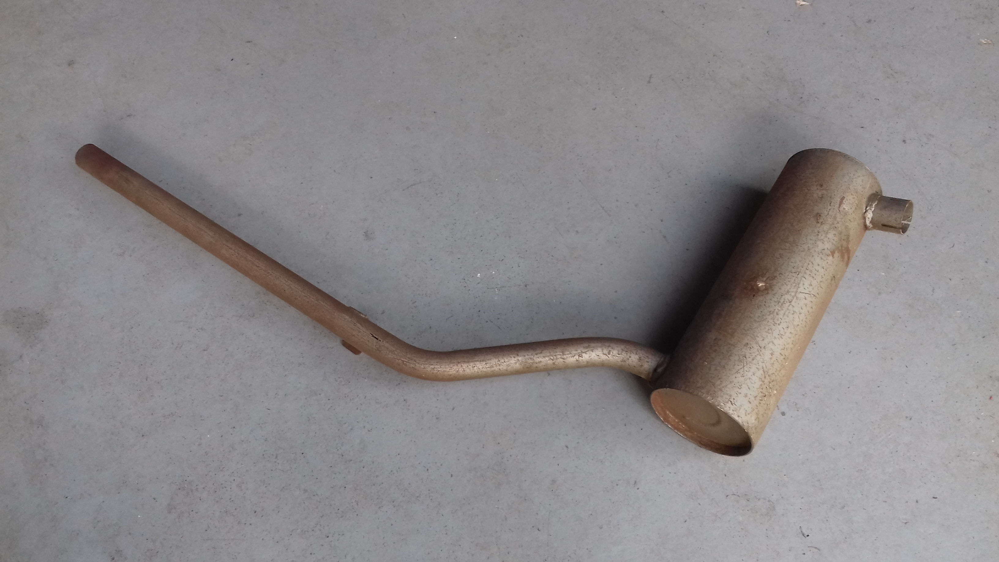 Silencieux d'échappement arrière neuf PEUGEOT 204 berline de 1965 à 1967 .