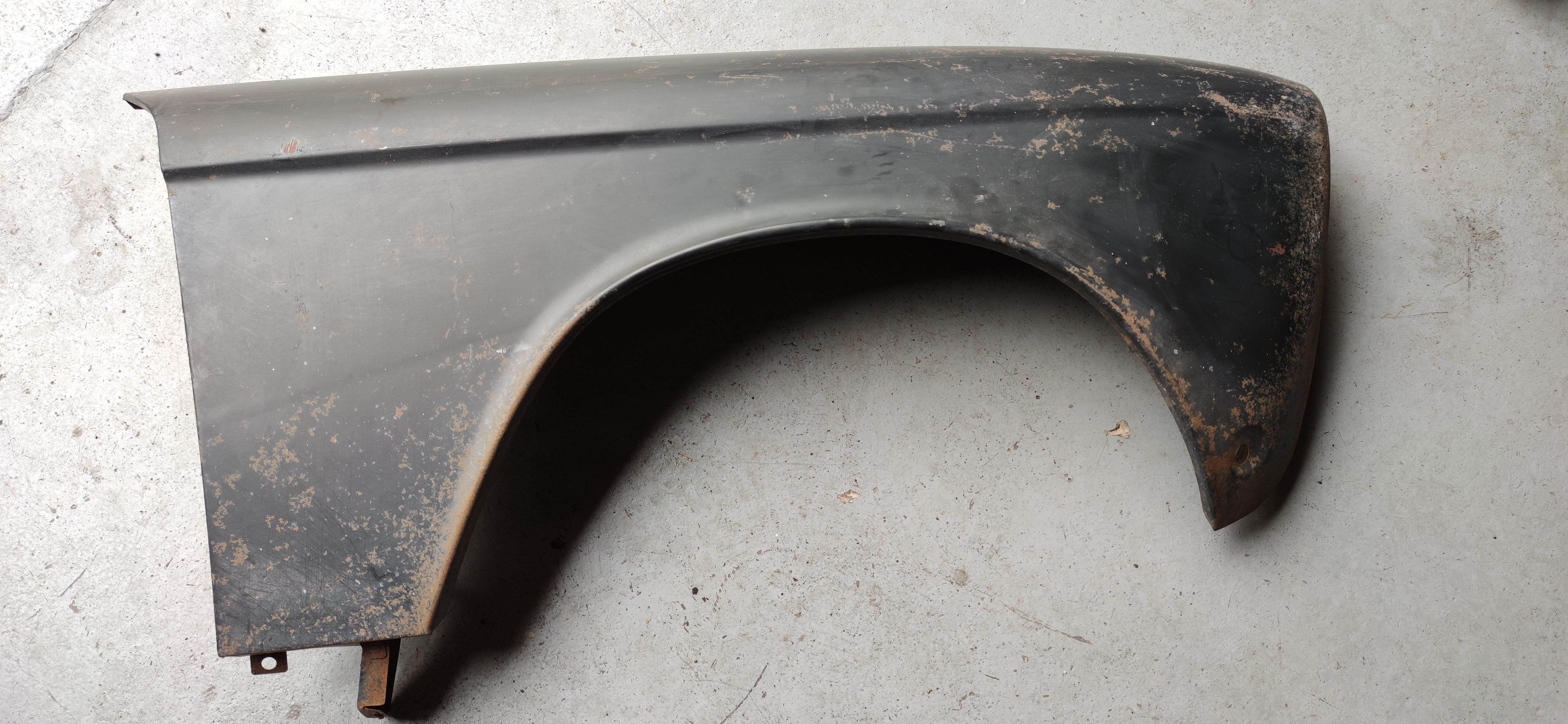 Aile avant droite neuve PEUGEOT 204 .