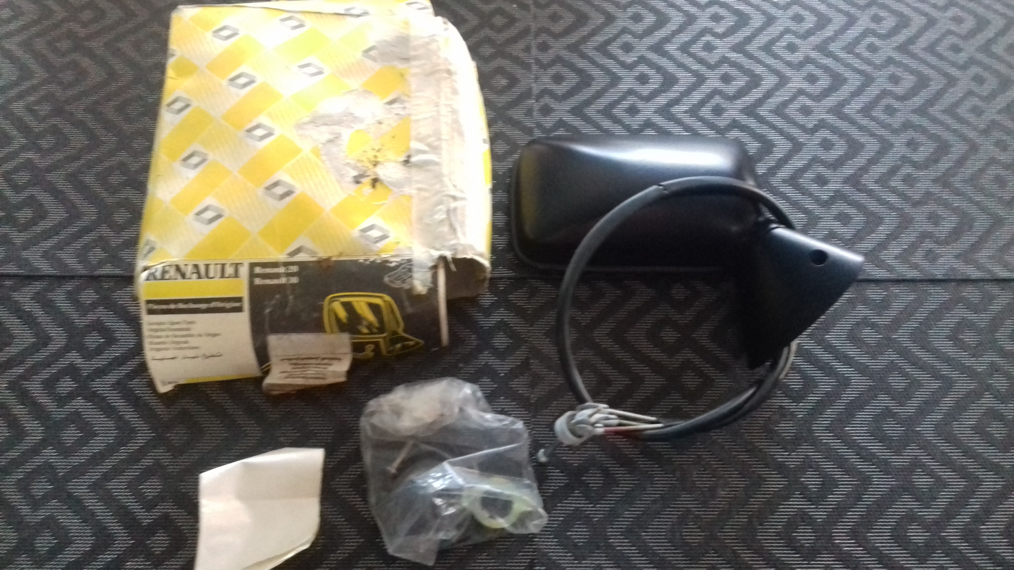 Rétroviseur droit neuf RENAULT 20 et 30 .