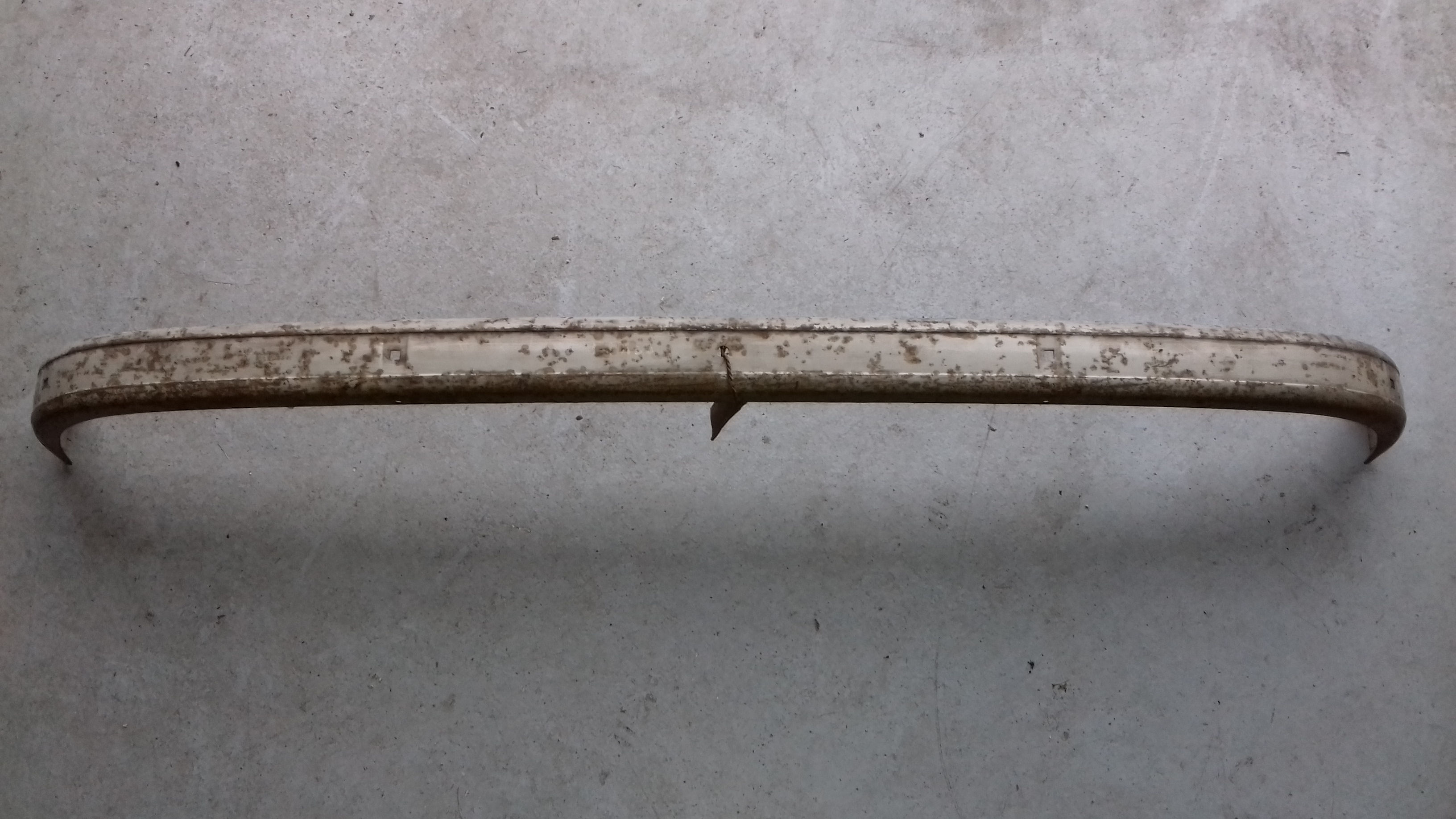 Pare chocs arrière peint neuf RENAULT 4 des années 60 .