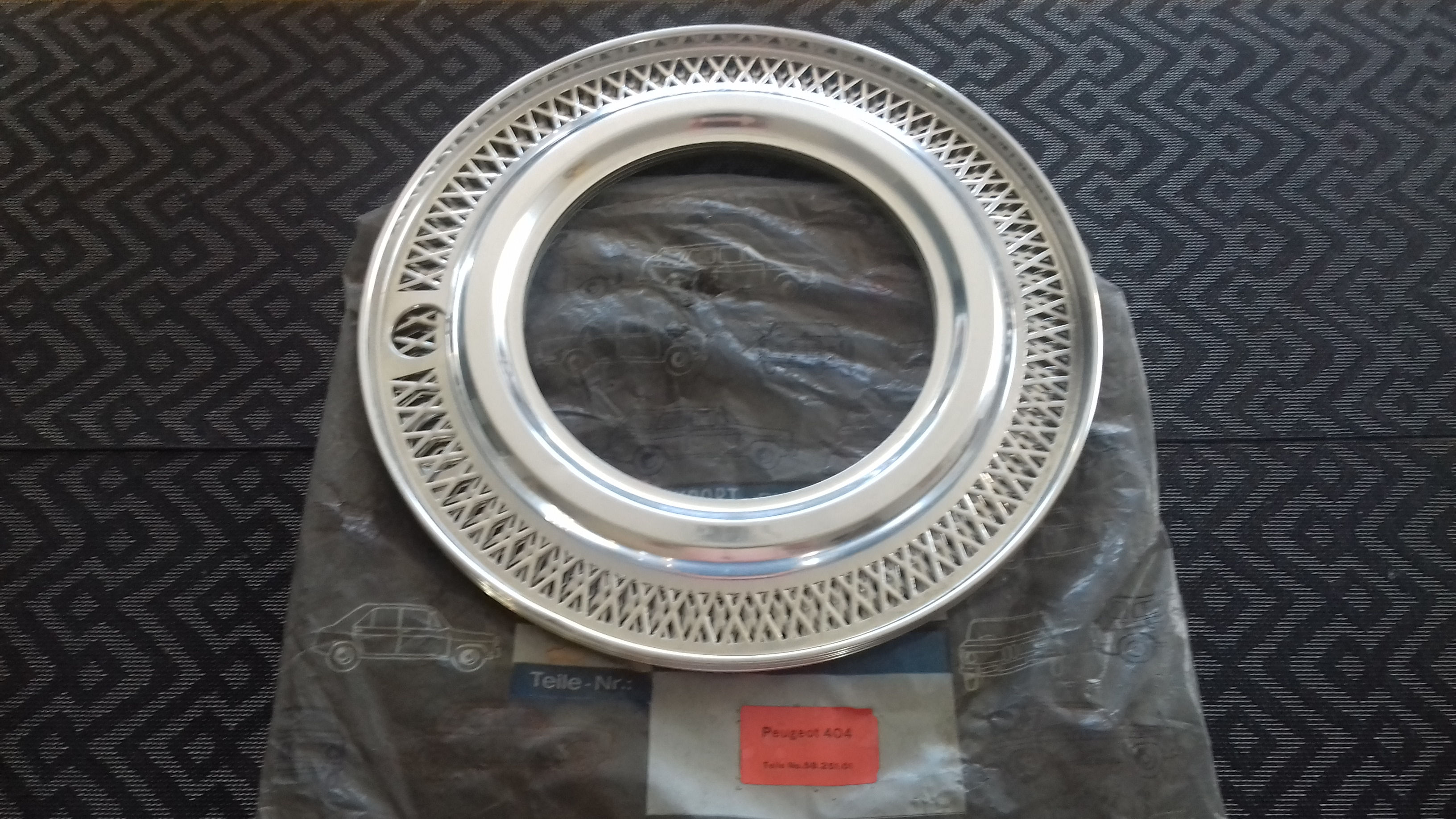 Couronnes d'enjoliveurs neuves PEUGEOT 404 .